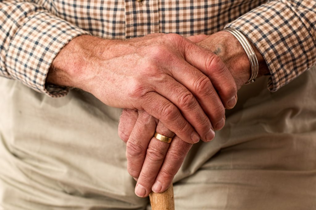 abuelo bastón jubilados